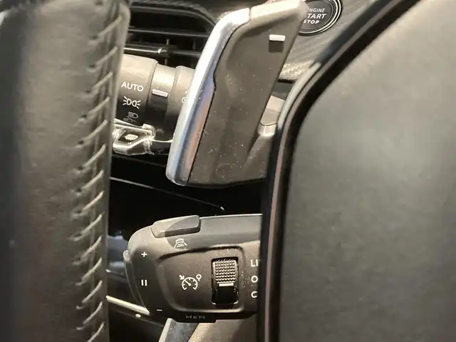 プジョー ２０８ アリュール 熊本県 2020(令2)年 3.5万km BLANC NACRE ・スマートキー/・プッシュスタート/・アクティブセーフティブレーキ/・トラフィックサインインフォメーション/・疲労検知/・パーキングセンサー/・レーンアシスト/・クルーズコントロール(追従式)/・ハーフレザーシート/・純正ディスプレイオーディオ/　【Bluetooth・USB・AppleCarPlay・AndroidAuto】/・バックカメラ/・ETC/・ワイヤレス充電/・ドライブレコーダー(前方録画)/・LEDヘッドランプ