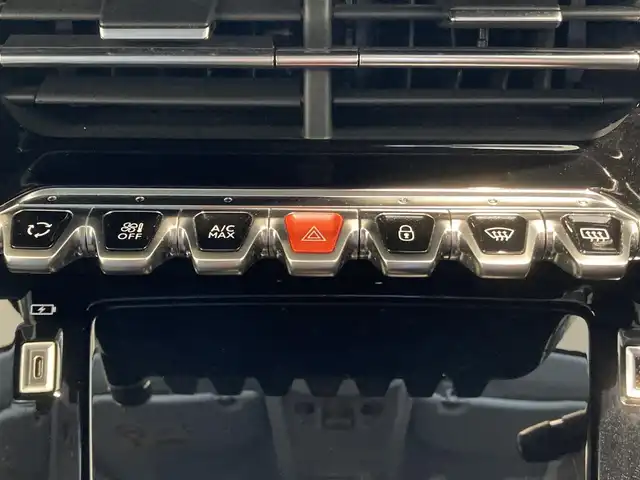 プジョー ２０８ アリュール 熊本県 2020(令2)年 3.5万km BLANC NACRE ・スマートキー/・プッシュスタート/・アクティブセーフティブレーキ/・トラフィックサインインフォメーション/・疲労検知/・パーキングセンサー/・レーンアシスト/・クルーズコントロール(追従式)/・ハーフレザーシート/・純正ディスプレイオーディオ/　【Bluetooth・USB・AppleCarPlay・AndroidAuto】/・バックカメラ/・ETC/・ワイヤレス充電/・ドライブレコーダー(前方録画)/・LEDヘッドランプ