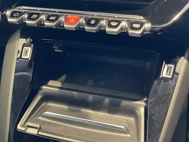 プジョー ２０８ アリュール 熊本県 2020(令2)年 3.5万km BLANC NACRE ・スマートキー/・プッシュスタート/・アクティブセーフティブレーキ/・トラフィックサインインフォメーション/・疲労検知/・パーキングセンサー/・レーンアシスト/・クルーズコントロール(追従式)/・ハーフレザーシート/・純正ディスプレイオーディオ/　【Bluetooth・USB・AppleCarPlay・AndroidAuto】/・バックカメラ/・ETC/・ワイヤレス充電/・ドライブレコーダー(前方録画)/・LEDヘッドランプ