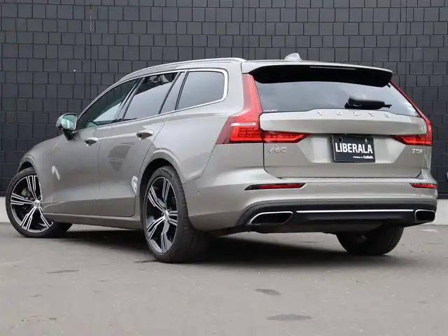 ボルボ Ｖ６０ T5 インスクリプション 宮城県 2018(平30)年 5.5万km ぺブルグレー 純正ナビ【ＢＴ／ＣＤ／フルセグＴＶ】/パノラマサンルーフ　/ハーマンカードン　/前席メモリー付きパワーシート　/茶レザーシート　/前後ドライブレコーダー　/前席シートヒーター/エアシート　/ヘッドアップディスプレイ　/自動駐車システム　/レーンキーピングエイド/ブラインドスポットアシスト/アダプティブクルーズコントロール/衝突回避/アンビエントライト/パワーテールゲート/純正19インチAW/LEDヘッドライト/オートマチックハイビーム/ルーフレール/360°カメラ/禁煙車