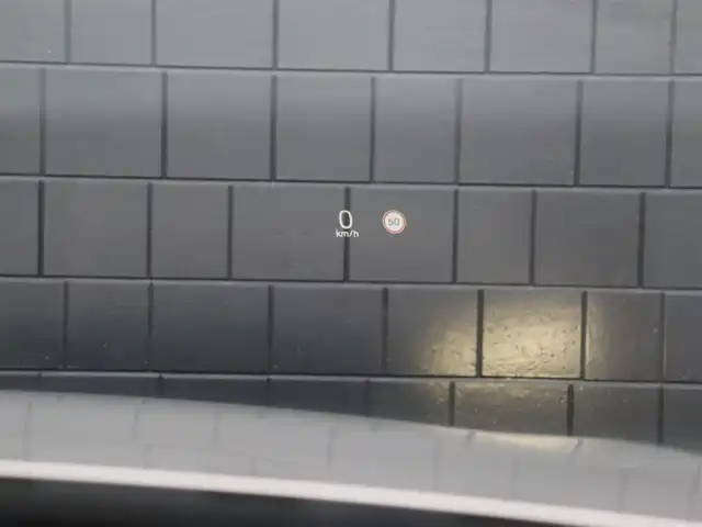 ボルボ Ｖ６０ T5 インスクリプション 宮城県 2018(平30)年 5.5万km ぺブルグレー 純正ナビ【ＢＴ／ＣＤ／フルセグＴＶ】/パノラマサンルーフ　/ハーマンカードン　/前席メモリー付きパワーシート　/茶レザーシート　/前後ドライブレコーダー　/前席シートヒーター/エアシート　/ヘッドアップディスプレイ　/自動駐車システム　/レーンキーピングエイド/ブラインドスポットアシスト/アダプティブクルーズコントロール/衝突回避/アンビエントライト/パワーテールゲート/純正19インチAW/LEDヘッドライト/オートマチックハイビーム/ルーフレール/360°カメラ/禁煙車