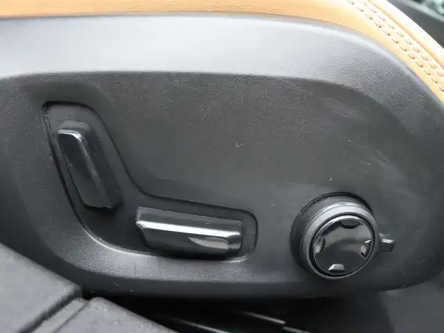 ボルボ Ｖ６０ T5 インスクリプション 宮城県 2018(平30)年 5.5万km ぺブルグレー 純正ナビ【ＢＴ／ＣＤ／フルセグＴＶ】/パノラマサンルーフ　/ハーマンカードン　/前席メモリー付きパワーシート　/茶レザーシート　/前後ドライブレコーダー　/前席シートヒーター/エアシート　/ヘッドアップディスプレイ　/自動駐車システム　/レーンキーピングエイド/ブラインドスポットアシスト/アダプティブクルーズコントロール/衝突回避/アンビエントライト/パワーテールゲート/純正19インチAW/LEDヘッドライト/オートマチックハイビーム/ルーフレール/360°カメラ/禁煙車