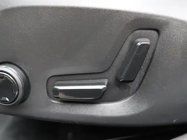 ボルボ Ｖ６０ T5 インスクリプション 宮城県 2018(平30)年 5.5万km ぺブルグレー 純正ナビ【ＢＴ／ＣＤ／フルセグＴＶ】/パノラマサンルーフ　/ハーマンカードン　/前席メモリー付きパワーシート　/茶レザーシート　/前後ドライブレコーダー　/前席シートヒーター/エアシート　/ヘッドアップディスプレイ　/自動駐車システム　/レーンキーピングエイド/ブラインドスポットアシスト/アダプティブクルーズコントロール/衝突回避/アンビエントライト/パワーテールゲート/純正19インチAW/LEDヘッドライト/オートマチックハイビーム/ルーフレール/360°カメラ/禁煙車