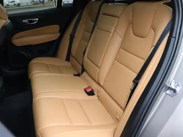 ボルボ Ｖ６０ T5 インスクリプション 宮城県 2018(平30)年 5.5万km ぺブルグレー 純正ナビ【ＢＴ／ＣＤ／フルセグＴＶ】/パノラマサンルーフ　/ハーマンカードン　/前席メモリー付きパワーシート　/茶レザーシート　/前後ドライブレコーダー　/前席シートヒーター/エアシート　/ヘッドアップディスプレイ　/自動駐車システム　/レーンキーピングエイド/ブラインドスポットアシスト/アダプティブクルーズコントロール/衝突回避/アンビエントライト/パワーテールゲート/純正19インチAW/LEDヘッドライト/オートマチックハイビーム/ルーフレール/360°カメラ/禁煙車