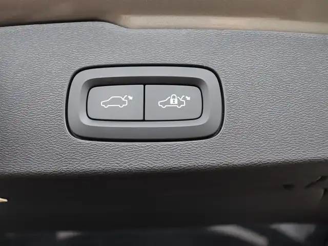 ボルボ Ｖ６０ T5 インスクリプション 宮城県 2018(平30)年 5.5万km ぺブルグレー 純正ナビ【ＢＴ／ＣＤ／フルセグＴＶ】/パノラマサンルーフ　/ハーマンカードン　/前席メモリー付きパワーシート　/茶レザーシート　/前後ドライブレコーダー　/前席シートヒーター/エアシート　/ヘッドアップディスプレイ　/自動駐車システム　/レーンキーピングエイド/ブラインドスポットアシスト/アダプティブクルーズコントロール/衝突回避/アンビエントライト/パワーテールゲート/純正19インチAW/LEDヘッドライト/オートマチックハイビーム/ルーフレール/360°カメラ/禁煙車