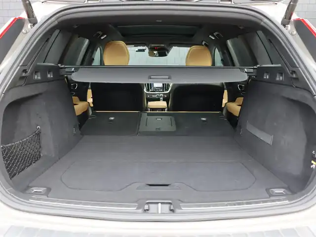 ボルボ Ｖ６０ T5 インスクリプション 宮城県 2018(平30)年 5.5万km ぺブルグレー 純正ナビ【ＢＴ／ＣＤ／フルセグＴＶ】/パノラマサンルーフ　/ハーマンカードン　/前席メモリー付きパワーシート　/茶レザーシート　/前後ドライブレコーダー　/前席シートヒーター/エアシート　/ヘッドアップディスプレイ　/自動駐車システム　/レーンキーピングエイド/ブラインドスポットアシスト/アダプティブクルーズコントロール/衝突回避/アンビエントライト/パワーテールゲート/純正19インチAW/LEDヘッドライト/オートマチックハイビーム/ルーフレール/360°カメラ/禁煙車