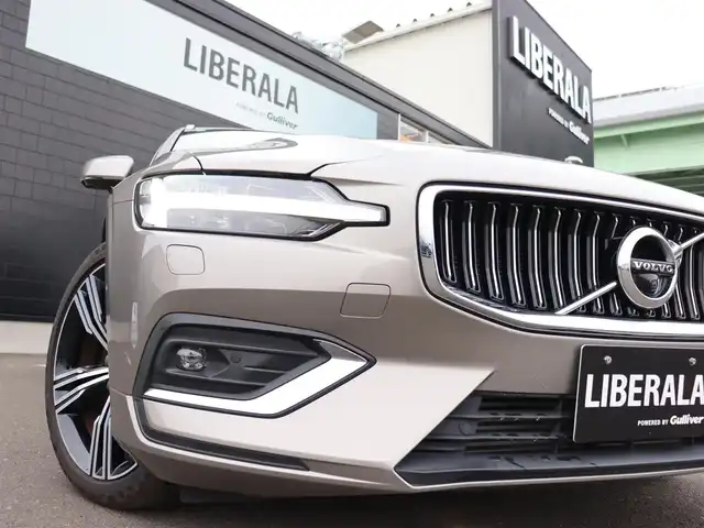 ボルボ Ｖ６０ T5 インスクリプション 宮城県 2018(平30)年 5.5万km ぺブルグレー 純正ナビ【ＢＴ／ＣＤ／フルセグＴＶ】/パノラマサンルーフ　/ハーマンカードン　/前席メモリー付きパワーシート　/茶レザーシート　/前後ドライブレコーダー　/前席シートヒーター/エアシート　/ヘッドアップディスプレイ　/自動駐車システム　/レーンキーピングエイド/ブラインドスポットアシスト/アダプティブクルーズコントロール/衝突回避/アンビエントライト/パワーテールゲート/純正19インチAW/LEDヘッドライト/オートマチックハイビーム/ルーフレール/360°カメラ/禁煙車