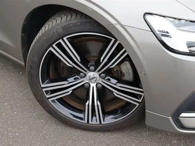 ボルボ Ｖ６０ T5 インスクリプション 宮城県 2018(平30)年 5.5万km ぺブルグレー 純正ナビ【ＢＴ／ＣＤ／フルセグＴＶ】/パノラマサンルーフ　/ハーマンカードン　/前席メモリー付きパワーシート　/茶レザーシート　/前後ドライブレコーダー　/前席シートヒーター/エアシート　/ヘッドアップディスプレイ　/自動駐車システム　/レーンキーピングエイド/ブラインドスポットアシスト/アダプティブクルーズコントロール/衝突回避/アンビエントライト/パワーテールゲート/純正19インチAW/LEDヘッドライト/オートマチックハイビーム/ルーフレール/360°カメラ/禁煙車