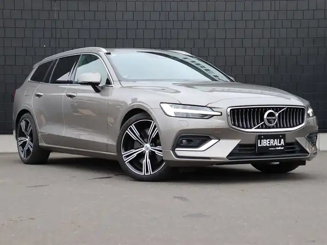 ボルボ Ｖ６０ T5 インスクリプション 宮城県 2018(平30)年 5.5万km ぺブルグレー 純正ナビ【ＢＴ／ＣＤ／フルセグＴＶ】/パノラマサンルーフ　/ハーマンカードン　/前席メモリー付きパワーシート　/茶レザーシート　/前後ドライブレコーダー　/前席シートヒーター/エアシート　/ヘッドアップディスプレイ　/自動駐車システム　/レーンキーピングエイド/ブラインドスポットアシスト/アダプティブクルーズコントロール/衝突回避/アンビエントライト/パワーテールゲート/純正19インチAW/LEDヘッドライト/オートマチックハイビーム/ルーフレール/360°カメラ/禁煙車