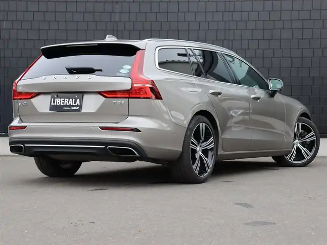 ボルボ Ｖ６０ T5 インスクリプション 宮城県 2018(平30)年 5.5万km ぺブルグレー 純正ナビ【ＢＴ／ＣＤ／フルセグＴＶ】/パノラマサンルーフ　/ハーマンカードン　/前席メモリー付きパワーシート　/茶レザーシート　/前後ドライブレコーダー　/前席シートヒーター/エアシート　/ヘッドアップディスプレイ　/自動駐車システム　/レーンキーピングエイド/ブラインドスポットアシスト/アダプティブクルーズコントロール/衝突回避/アンビエントライト/パワーテールゲート/純正19インチAW/LEDヘッドライト/オートマチックハイビーム/ルーフレール/360°カメラ/禁煙車