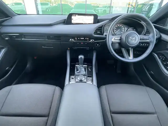 マツダ マツダ３ファストバック XD プロアクティブ 香川県 2019(令1)年 1.8万km マシーングレープレミアムM i-ACTIVSENSE/・衝突被害軽減ブレーキ/・車線逸脱警報/・アダプティブLEDヘッドライト/・360°ビューモニター/・リアクロストラフィックアラート (RCTA)/・スマートブレーキサポート (SBS)/・マツダレーダーークルーズコントロール (MRCC)/純正SDナビ/・BT接続/・フルセグTV/・CD/DVD/・AM/FM/クリアランスソナー/ディーゼル/ターボ/純正18インチアルミホイール/純正フロアマット/LEDヘッドライト/ヘッドアップディスプレイ/パドルシフト/革巻きステアリング/ステアリングリモコン/プッシュスタート/スマートキー/前後ドライブレコーダー/アイドリングストップ/ETC/電動パーキングブレーキ/オートホールド