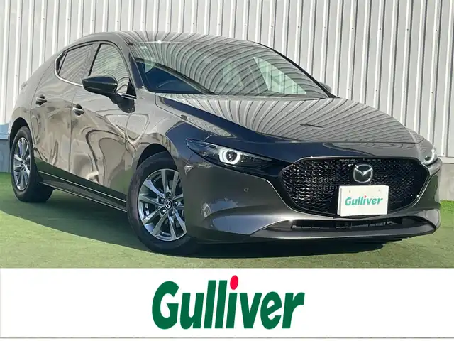 マツダ マツダ３ファストバック XD プロアクティブ 香川県 2019(令1)年 1.8万km マシーングレープレミアムM i-ACTIVSENSE/・衝突被害軽減ブレーキ/・車線逸脱警報/・アダプティブLEDヘッドライト/・360°ビューモニター/・リアクロストラフィックアラート (RCTA)/・スマートブレーキサポート (SBS)/・マツダレーダーークルーズコントロール (MRCC)/純正SDナビ/・BT接続/・フルセグTV/・CD/DVD/・AM/FM/クリアランスソナー/ディーゼル/ターボ/純正18インチアルミホイール/純正フロアマット/LEDヘッドライト/ヘッドアップディスプレイ/パドルシフト/革巻きステアリング/ステアリングリモコン/プッシュスタート/スマートキー/前後ドライブレコーダー/アイドリングストップ/ETC/電動パーキングブレーキ/オートホールド