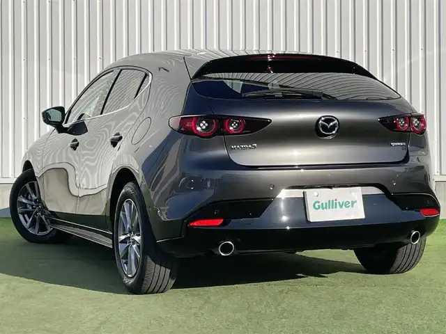 マツダ マツダ３ファストバック XD プロアクティブ 香川県 2019(令1)年 1.8万km マシーングレープレミアムM i-ACTIVSENSE/・衝突被害軽減ブレーキ/・車線逸脱警報/・アダプティブLEDヘッドライト/・360°ビューモニター/・リアクロストラフィックアラート (RCTA)/・スマートブレーキサポート (SBS)/・マツダレーダーークルーズコントロール (MRCC)/純正SDナビ/・BT接続/・フルセグTV/・CD/DVD/・AM/FM/クリアランスソナー/ディーゼル/ターボ/純正18インチアルミホイール/純正フロアマット/LEDヘッドライト/ヘッドアップディスプレイ/パドルシフト/革巻きステアリング/ステアリングリモコン/プッシュスタート/スマートキー/前後ドライブレコーダー/アイドリングストップ/ETC/電動パーキングブレーキ/オートホールド