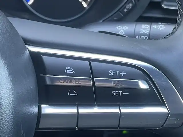 マツダ マツダ３ファストバック XD プロアクティブ 香川県 2019(令1)年 1.8万km マシーングレープレミアムM i-ACTIVSENSE/・衝突被害軽減ブレーキ/・車線逸脱警報/・アダプティブLEDヘッドライト/・360°ビューモニター/・リアクロストラフィックアラート (RCTA)/・スマートブレーキサポート (SBS)/・マツダレーダーークルーズコントロール (MRCC)/純正SDナビ/・BT接続/・フルセグTV/・CD/DVD/・AM/FM/クリアランスソナー/ディーゼル/ターボ/純正18インチアルミホイール/純正フロアマット/LEDヘッドライト/ヘッドアップディスプレイ/パドルシフト/革巻きステアリング/ステアリングリモコン/プッシュスタート/スマートキー/前後ドライブレコーダー/アイドリングストップ/ETC/電動パーキングブレーキ/オートホールド