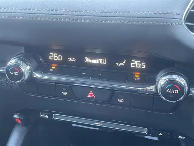 マツダ マツダ３ファストバック XD プロアクティブ 香川県 2019(令1)年 1.8万km マシーングレープレミアムM i-ACTIVSENSE/・衝突被害軽減ブレーキ/・車線逸脱警報/・アダプティブLEDヘッドライト/・360°ビューモニター/・リアクロストラフィックアラート (RCTA)/・スマートブレーキサポート (SBS)/・マツダレーダーークルーズコントロール (MRCC)/純正SDナビ/・BT接続/・フルセグTV/・CD/DVD/・AM/FM/クリアランスソナー/ディーゼル/ターボ/純正18インチアルミホイール/純正フロアマット/LEDヘッドライト/ヘッドアップディスプレイ/パドルシフト/革巻きステアリング/ステアリングリモコン/プッシュスタート/スマートキー/前後ドライブレコーダー/アイドリングストップ/ETC/電動パーキングブレーキ/オートホールド