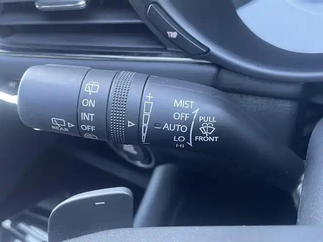 マツダ マツダ３ファストバック XD プロアクティブ 香川県 2019(令1)年 1.8万km マシーングレープレミアムM i-ACTIVSENSE/・衝突被害軽減ブレーキ/・車線逸脱警報/・アダプティブLEDヘッドライト/・360°ビューモニター/・リアクロストラフィックアラート (RCTA)/・スマートブレーキサポート (SBS)/・マツダレーダーークルーズコントロール (MRCC)/純正SDナビ/・BT接続/・フルセグTV/・CD/DVD/・AM/FM/クリアランスソナー/ディーゼル/ターボ/純正18インチアルミホイール/純正フロアマット/LEDヘッドライト/ヘッドアップディスプレイ/パドルシフト/革巻きステアリング/ステアリングリモコン/プッシュスタート/スマートキー/前後ドライブレコーダー/アイドリングストップ/ETC/電動パーキングブレーキ/オートホールド