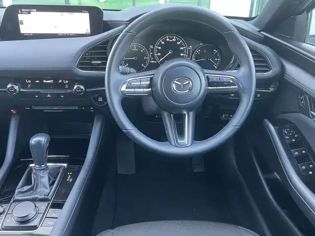 マツダ マツダ３ファストバック XD プロアクティブ 香川県 2019(令1)年 1.8万km マシーングレープレミアムM i-ACTIVSENSE/・衝突被害軽減ブレーキ/・車線逸脱警報/・アダプティブLEDヘッドライト/・360°ビューモニター/・リアクロストラフィックアラート (RCTA)/・スマートブレーキサポート (SBS)/・マツダレーダーークルーズコントロール (MRCC)/純正SDナビ/・BT接続/・フルセグTV/・CD/DVD/・AM/FM/クリアランスソナー/ディーゼル/ターボ/純正18インチアルミホイール/純正フロアマット/LEDヘッドライト/ヘッドアップディスプレイ/パドルシフト/革巻きステアリング/ステアリングリモコン/プッシュスタート/スマートキー/前後ドライブレコーダー/アイドリングストップ/ETC/電動パーキングブレーキ/オートホールド