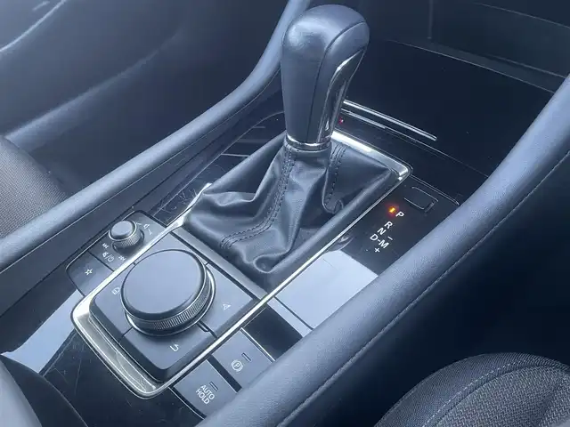 マツダ マツダ３ファストバック XD プロアクティブ 香川県 2019(令1)年 1.8万km マシーングレープレミアムM i-ACTIVSENSE/・衝突被害軽減ブレーキ/・車線逸脱警報/・アダプティブLEDヘッドライト/・360°ビューモニター/・リアクロストラフィックアラート (RCTA)/・スマートブレーキサポート (SBS)/・マツダレーダーークルーズコントロール (MRCC)/純正SDナビ/・BT接続/・フルセグTV/・CD/DVD/・AM/FM/クリアランスソナー/ディーゼル/ターボ/純正18インチアルミホイール/純正フロアマット/LEDヘッドライト/ヘッドアップディスプレイ/パドルシフト/革巻きステアリング/ステアリングリモコン/プッシュスタート/スマートキー/前後ドライブレコーダー/アイドリングストップ/ETC/電動パーキングブレーキ/オートホールド