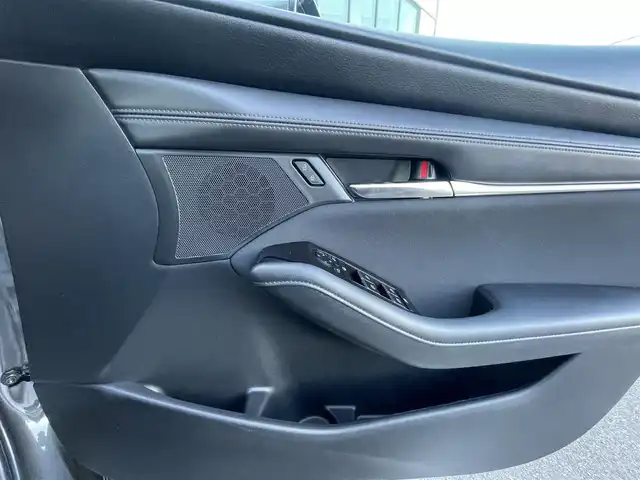 マツダ マツダ３ファストバック XD プロアクティブ 香川県 2019(令1)年 1.8万km マシーングレープレミアムM i-ACTIVSENSE/・衝突被害軽減ブレーキ/・車線逸脱警報/・アダプティブLEDヘッドライト/・360°ビューモニター/・リアクロストラフィックアラート (RCTA)/・スマートブレーキサポート (SBS)/・マツダレーダーークルーズコントロール (MRCC)/純正SDナビ/・BT接続/・フルセグTV/・CD/DVD/・AM/FM/クリアランスソナー/ディーゼル/ターボ/純正18インチアルミホイール/純正フロアマット/LEDヘッドライト/ヘッドアップディスプレイ/パドルシフト/革巻きステアリング/ステアリングリモコン/プッシュスタート/スマートキー/前後ドライブレコーダー/アイドリングストップ/ETC/電動パーキングブレーキ/オートホールド