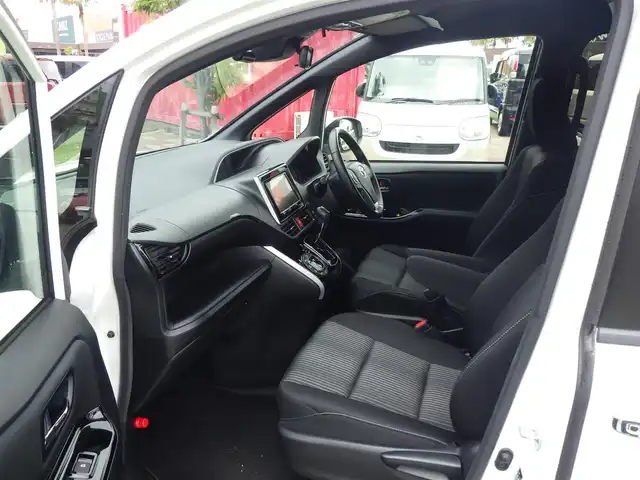 トヨタ ヴォクシー ZS 煌Ⅱ 千葉県 2019(令1)年 5.6万km ホワイトパールクリスタルシャイン 両側パワースライドドア/8インチ社外メモリーナビ/地デジTV/【DVD/CD再生機能　Bluetooth接続】/バックカメラ/革巻きステアリング/ステアリングスイッチ/ETC/LEDヘッドライト/ウインカーミラー/純正16インチアルミホイル/スマートキー