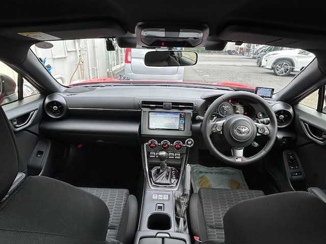 トヨタ ＧＲ８６ SZ 東京都 2025(令7)年 0.1万km 赤 走行距離814km/ワンオーナー/SD純正ナビ【NMZK-W73D】/（AM/FM/CD/DVD/BT/フルセグ）/アイサイトコアテクノロジー/・プリクラッシュブレーキ/・追従機能付きクルーズコントロール/・車線逸脱警報/・先行車発進お知らせ機能/・後退時ブレーキアシスト/バックカメラ/電動リアゲート/ヒルスタートアシスト/GRエンブレム付革巻きステアリングホイール/ETC/ドライブレコーダー/保証書/取扱説明書/スペアキー×1