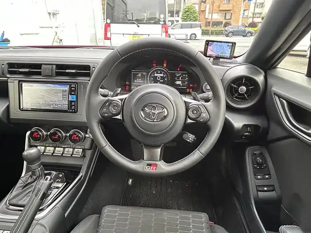 トヨタ ＧＲ８６ SZ 東京都 2025(令7)年 0.1万km 赤 走行距離814km/ワンオーナー/SD純正ナビ【NMZK-W73D】/（AM/FM/CD/DVD/BT/フルセグ）/アイサイトコアテクノロジー/・プリクラッシュブレーキ/・追従機能付きクルーズコントロール/・車線逸脱警報/・先行車発進お知らせ機能/・後退時ブレーキアシスト/バックカメラ/電動リアゲート/ヒルスタートアシスト/GRエンブレム付革巻きステアリングホイール/ETC/ドライブレコーダー/保証書/取扱説明書/スペアキー×1