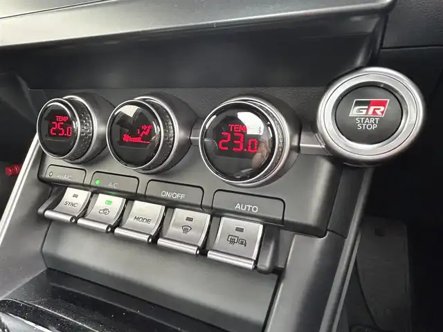 トヨタ ＧＲ８６ SZ 東京都 2025(令7)年 0.1万km 赤 走行距離814km/ワンオーナー/SD純正ナビ【NMZK-W73D】/（AM/FM/CD/DVD/BT/フルセグ）/アイサイトコアテクノロジー/・プリクラッシュブレーキ/・追従機能付きクルーズコントロール/・車線逸脱警報/・先行車発進お知らせ機能/・後退時ブレーキアシスト/バックカメラ/電動リアゲート/ヒルスタートアシスト/GRエンブレム付革巻きステアリングホイール/ETC/ドライブレコーダー/保証書/取扱説明書/スペアキー×1