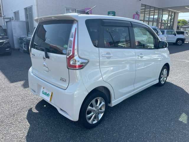 日産 デイズ ハイウェイスターX 大阪府 2017(平29)年 0.5万km ホワイトパール 純正メモリナビ/・フルセグ/BT/全方位カメラ/プッシュスタート/ドアバイザー/純正フロアマット/シートリフター