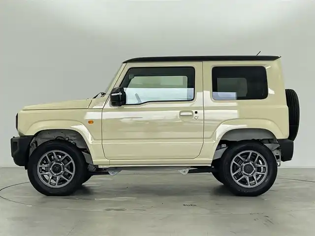 スズキ ジムニー XC 群馬県 2024(令6)年 0.4万km シフォンアイボリーメタリックブラック2トーンルーフ スズキセーフティサポート/・デュアルセンサーブレーキサポート/・車線逸脱警報機能/・ふらつき警報機能/・先行車発進お知らせ機能/・ハイビームアシスト/・標識認識/クルーズコントロール/前席シートヒーター/LEDヘッドライト/フォグランプ/純正アルミホイール/ダウンヒルアシストコントロール/プッシュスタート/スマートキー