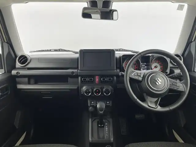 スズキ ジムニー XC 群馬県 2024(令6)年 0.4万km シフォンアイボリーメタリックブラック2トーンルーフ スズキセーフティサポート/・デュアルセンサーブレーキサポート/・車線逸脱警報機能/・ふらつき警報機能/・先行車発進お知らせ機能/・ハイビームアシスト/・標識認識/クルーズコントロール/前席シートヒーター/LEDヘッドライト/フォグランプ/純正アルミホイール/ダウンヒルアシストコントロール/プッシュスタート/スマートキー