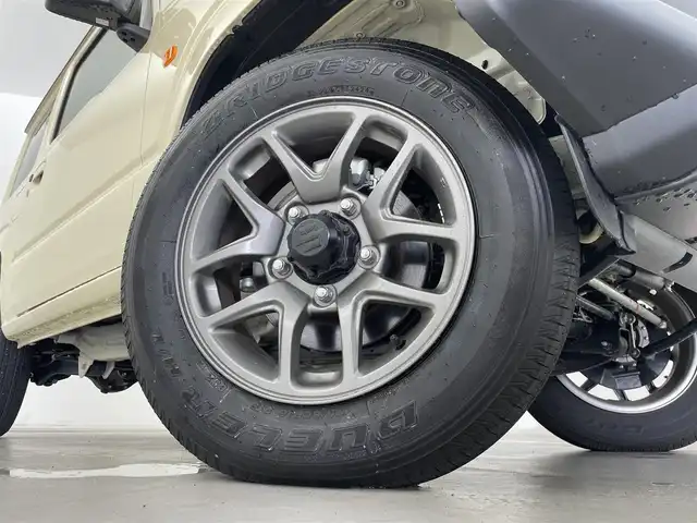 スズキ ジムニー XC 群馬県 2024(令6)年 0.4万km シフォンアイボリーメタリックブラック2トーンルーフ スズキセーフティサポート/・デュアルセンサーブレーキサポート/・車線逸脱警報機能/・ふらつき警報機能/・先行車発進お知らせ機能/・ハイビームアシスト/・標識認識/クルーズコントロール/前席シートヒーター/LEDヘッドライト/フォグランプ/純正アルミホイール/ダウンヒルアシストコントロール/プッシュスタート/スマートキー
