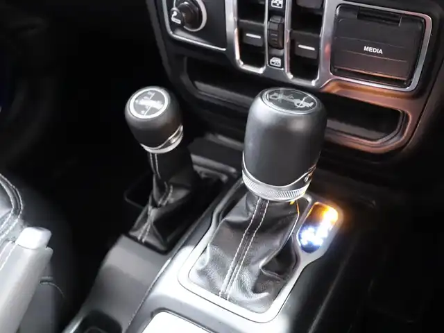 クライスラー・ジープ ジープ ラングラー アンリミテッド サハラ 静岡県 2019(令1)年 3.3万km 青 衝突軽減ブレーキ　/黒革　/ＡＣＣ　/純正ナビＴＶ　/バックカメラ　/ＥＴＣ　/ＬＥＤ　/ＪＩＰＰＥＳＥＮマフラー　/ＪＩＰＰＥＳＥＮ１７ＡＷ　/シートヒーター　/ハンドルヒーター　/コーナーセンサー　/スペアキー