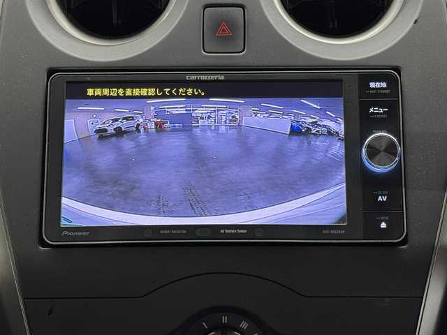 日産 ノート X エマージェンシーブレーキ 三重県 2014(平26)年 7.3万km ブリリアントホワイトパール ガソリン/FF/フロアCVT/カロッツェリア 7インチ『楽ナビ』 AVIC-MRZ099W/（CD/DVD/MSV/SD/FM/AM/DTV/Bluetooth/iPod/USB/AUX）/バックカメラ/安全/・エマージェンシーブレーキ/・LDW（車線逸脱警報）/・VDC（ビークルダイナミクスコントロール）/・ABS/・運転席・助手席Wエアバッグ/装備/・マニュアルエアコン/・プッシュスタート/・電動格納ドアミラー/・パワーウインドウ/・パワーステアリング/・純正ホイールキャップ＋14インチスチールホイール/・インテリジェントキーx2/など