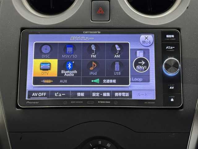 日産 ノート X エマージェンシーブレーキ 三重県 2014(平26)年 7.3万km ブリリアントホワイトパール ガソリン/FF/フロアCVT/カロッツェリア 7インチ『楽ナビ』 AVIC-MRZ099W/（CD/DVD/MSV/SD/FM/AM/DTV/Bluetooth/iPod/USB/AUX）/バックカメラ/安全/・エマージェンシーブレーキ/・LDW（車線逸脱警報）/・VDC（ビークルダイナミクスコントロール）/・ABS/・運転席・助手席Wエアバッグ/装備/・マニュアルエアコン/・プッシュスタート/・電動格納ドアミラー/・パワーウインドウ/・パワーステアリング/・純正ホイールキャップ＋14インチスチールホイール/・インテリジェントキーx2/など