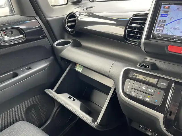 ホンダ Ｎ ＢＯＸ カスタム G Lパッケージ 埼玉県 2017(平29)年 6.6万km シャイニンググレーM (株)IDOMが運営する【じしゃロン川越店】の自社ローン専用車両になります。こちらは現金またはオートローンご利用時の価格です。自社ローンご希望の方は別途その旨お申付け下さい/社外SDナビ　CN-RE03D/フルセグ/Bluetooth/CD/DVD/AM/FM/バックカメラ/パワースライドドア/ETC/純正１４インチアルミホイール/HID/フォグ/ウインカーミラー/スマートキー/スペアキー/プッシュスタート/リアシェード/ドアバイザー/純正フロアマット/車両取扱説明書/保証書