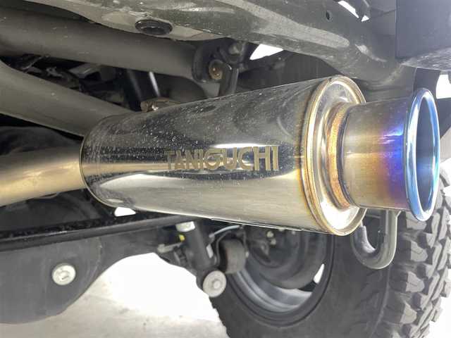 スズキ ジムニー XC 福島県 2019(令1)年 1.7万km ジャングルグリーン スズキセーフティーサポート　/・車線逸脱警報/・フラット警報/・先行車発進告知/・ハイビームアシスト/・標識認識機能/・デュアルセンサーブレーキサポート/社外ナビゲーション/【AM/FM/DVD/CD/Bluetooth/フルセグ】　/型番:KXM-E503W/クルーズコントロール　/パートタイム４ＷＤ　/シートヒーター　/ステアリングスイッチ　/・チルトステアリング/社外リアバンパー　/社外アルミホイール　/プッシュスタート/・スマートキー/LEDライト/・オートライト/サイドアンダーミラー/・社外マフラー