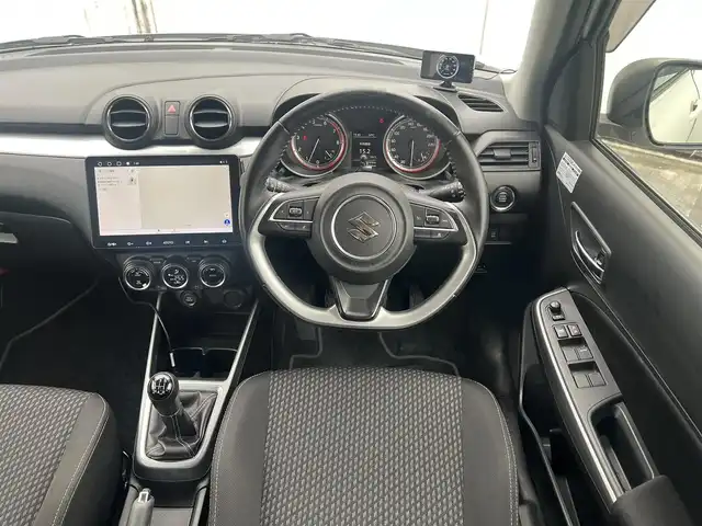 スズキ スイフト RS 広島県 2017(平29)年 6.8万km ピュアホワイトP 走行距離67435km/5速ミッション/純正16インチブラック塗装アルミホイール/ディスプレイオーディオ（ATOTO-S8）/・Bluetooth/・バックカメラ/・Googleマップなど/ドライブレコーダー/ビルトインETC/運転席シートヒーター/セーフティパッケージ/・アダプティブクルーズコントロール/・デュアルセンサーブレーキサポート/・車線逸脱警報機能/・ふらつき警報機能/・先行車発知らせ機能/・ハイビームアシスト機能/・オートライト/スマートキー×2/フロアマット/新車保証書有/取扱説明書有