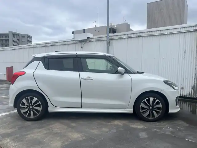 スズキ スイフト RS 広島県 2017(平29)年 6.8万km ピュアホワイトP 走行距離67435km/5速ミッション/純正16インチブラック塗装アルミホイール/ディスプレイオーディオ（ATOTO-S8）/・Bluetooth/・バックカメラ/・Googleマップなど/ドライブレコーダー/ビルトインETC/運転席シートヒーター/セーフティパッケージ/・アダプティブクルーズコントロール/・デュアルセンサーブレーキサポート/・車線逸脱警報機能/・ふらつき警報機能/・先行車発知らせ機能/・ハイビームアシスト機能/・オートライト/スマートキー×2/フロアマット/新車保証書有/取扱説明書有