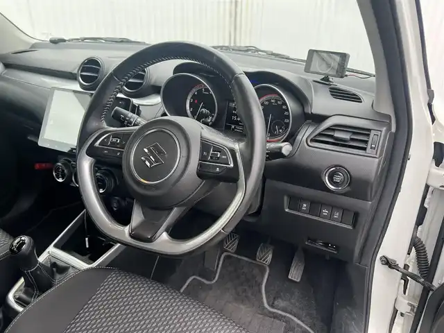 スズキ スイフト RS 広島県 2017(平29)年 6.8万km ピュアホワイトP 走行距離67435km/5速ミッション/純正16インチブラック塗装アルミホイール/ディスプレイオーディオ（ATOTO-S8）/・Bluetooth/・バックカメラ/・Googleマップなど/ドライブレコーダー/ビルトインETC/運転席シートヒーター/セーフティパッケージ/・アダプティブクルーズコントロール/・デュアルセンサーブレーキサポート/・車線逸脱警報機能/・ふらつき警報機能/・先行車発知らせ機能/・ハイビームアシスト機能/・オートライト/スマートキー×2/フロアマット/新車保証書有/取扱説明書有