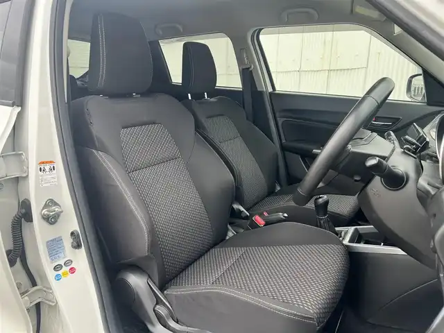 スズキ スイフト RS 広島県 2017(平29)年 6.8万km ピュアホワイトP 走行距離67435km/5速ミッション/純正16インチブラック塗装アルミホイール/ディスプレイオーディオ（ATOTO-S8）/・Bluetooth/・バックカメラ/・Googleマップなど/ドライブレコーダー/ビルトインETC/運転席シートヒーター/セーフティパッケージ/・アダプティブクルーズコントロール/・デュアルセンサーブレーキサポート/・車線逸脱警報機能/・ふらつき警報機能/・先行車発知らせ機能/・ハイビームアシスト機能/・オートライト/スマートキー×2/フロアマット/新車保証書有/取扱説明書有