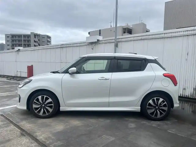 スズキ スイフト RS 広島県 2017(平29)年 6.8万km ピュアホワイトP 走行距離67435km/5速ミッション/純正16インチブラック塗装アルミホイール/ディスプレイオーディオ（ATOTO-S8）/・Bluetooth/・バックカメラ/・Googleマップなど/ドライブレコーダー/ビルトインETC/運転席シートヒーター/セーフティパッケージ/・アダプティブクルーズコントロール/・デュアルセンサーブレーキサポート/・車線逸脱警報機能/・ふらつき警報機能/・先行車発知らせ機能/・ハイビームアシスト機能/・オートライト/スマートキー×2/フロアマット/新車保証書有/取扱説明書有