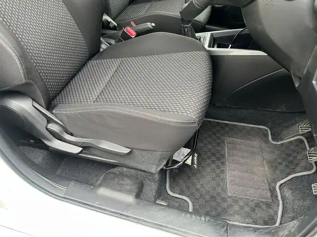 スズキ スイフト RS 広島県 2017(平29)年 6.8万km ピュアホワイトP 走行距離67435km/5速ミッション/純正16インチブラック塗装アルミホイール/ディスプレイオーディオ（ATOTO-S8）/・Bluetooth/・バックカメラ/・Googleマップなど/ドライブレコーダー/ビルトインETC/運転席シートヒーター/セーフティパッケージ/・アダプティブクルーズコントロール/・デュアルセンサーブレーキサポート/・車線逸脱警報機能/・ふらつき警報機能/・先行車発知らせ機能/・ハイビームアシスト機能/・オートライト/スマートキー×2/フロアマット/新車保証書有/取扱説明書有