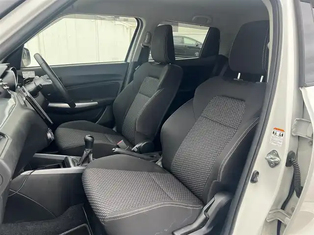 スズキ スイフト RS 広島県 2017(平29)年 6.8万km ピュアホワイトP 走行距離67435km/5速ミッション/純正16インチブラック塗装アルミホイール/ディスプレイオーディオ（ATOTO-S8）/・Bluetooth/・バックカメラ/・Googleマップなど/ドライブレコーダー/ビルトインETC/運転席シートヒーター/セーフティパッケージ/・アダプティブクルーズコントロール/・デュアルセンサーブレーキサポート/・車線逸脱警報機能/・ふらつき警報機能/・先行車発知らせ機能/・ハイビームアシスト機能/・オートライト/スマートキー×2/フロアマット/新車保証書有/取扱説明書有