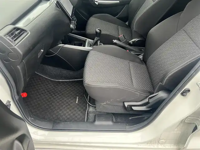 スズキ スイフト RS 広島県 2017(平29)年 6.8万km ピュアホワイトP 走行距離67435km/5速ミッション/純正16インチブラック塗装アルミホイール/ディスプレイオーディオ（ATOTO-S8）/・Bluetooth/・バックカメラ/・Googleマップなど/ドライブレコーダー/ビルトインETC/運転席シートヒーター/セーフティパッケージ/・アダプティブクルーズコントロール/・デュアルセンサーブレーキサポート/・車線逸脱警報機能/・ふらつき警報機能/・先行車発知らせ機能/・ハイビームアシスト機能/・オートライト/スマートキー×2/フロアマット/新車保証書有/取扱説明書有