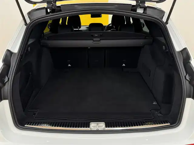 メルセデス・ベンツ Ｍ・ベンツ Ｅ２２０ｄ SWアバンギャルド AMGライン 群馬県 2019(平31)年 8.6万km ポーラホワイト 安全装備/・アクティブブレーキシステム/・ブラインドスポット/・ESP横滑り防止/・レーンキープアシスト/・全方位カメラ/・クルーズコントロール/・クリアランスソナー/・オートライト/・オートマチックハイビーム/・SOSコール/12.3インチ純正ワイドナビ/・AM/FM/USB/・フルセグTV/SD/・Bluetooth/・ブルメスター/LEDヘッドライト/サンルーフ/ETC/全席シートヒーター/前席シートメモリー/電動パーキング/純正フロアマット/純正19インチアルミホイール/スマートキー/プッシュスタート