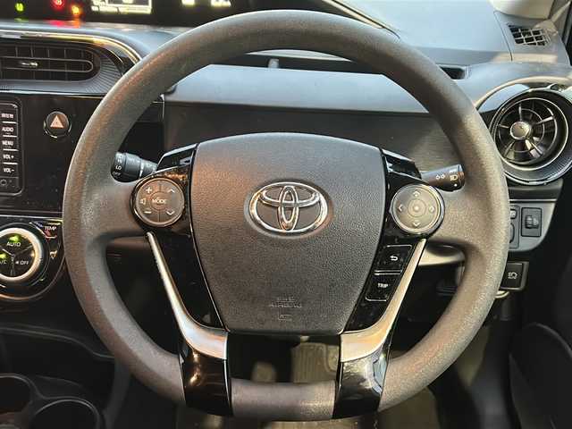 トヨタ アクア 石川県 2018(平30)年 6万km ブラックマイカ ワンオーナー/トヨタセーフティセンス/・衝突軽減ブレーキ/・レーンキープアシスト/・コーナーセンサー/純正SDナビゲーション/【Bluetooth・ワンセグ・CD・SD・AUX】/ビルトインETC/バックカメラ/エンジンプッシュスタート/・スマートキー/・スペアキー/ハロゲンヘッドライト/・オートライト/・オートハイビーム/前席シートヒーター/純正マット/ステアリングリモコン/横滑り防止装置/保証書/取扱説明書