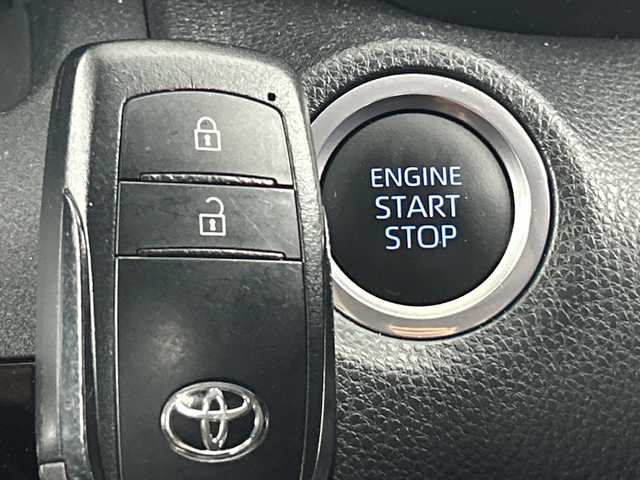 トヨタ ヤリスクロス G 愛知県 2023(令5)年 2.6万km ベージュ 禁煙車/４WD/純正8インチディスプレイオーディオ/（AM/FM/Bluetooth/USB/フルセグTV）/全方位カメラ/トヨタセーフティセンス/・プリクラッシュセーフティ/・レーントレーシングアシスト/・レーダークルーズコントロール/・オートマチックハイビーム/・クリアランスソナー/・パーキングサポートブレーキ/・ロードサインアシスト/ETC/前後ドライブレコーダー/マルチテレインセレクト/ダウンヒルアシスト/純正16インチアルミホイール/スマートキー/スペアキー1本/プッシュスタート/LEDヘッドライト/フロントフォグランプ/オートライト/純正フロアマット/電子パーキングブレーキ/オートホールド