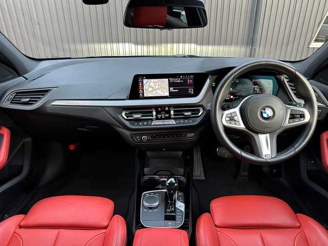 ＢＭＷ １１８ｄ Mスポーツ EDジョイ+ 福島県 2020(令2)年 3.6万km サファイアブラックP 純正ナビ(BT/USB)/バックカメラ/ミラー一体型ETC/前後ドライブレコーダー/ステアリングスイッチ/アクティブクルーズコントロール/インテリジェントセーフティ/コンフォートアクセス/レザーシート/シートヒーター/パワーシート/パワーバックドア/純正18AW/ワイアレスチャージャー/オートホールド/取扱説明書/保証書/スペアキー