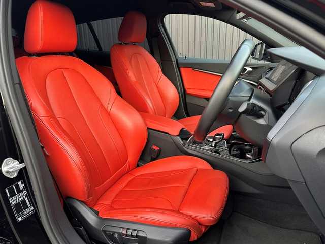 ＢＭＷ １１８ｄ Mスポーツ EDジョイ+ 福島県 2020(令2)年 3.6万km サファイアブラックP 純正ナビ(BT/USB)/バックカメラ/ミラー一体型ETC/前後ドライブレコーダー/ステアリングスイッチ/アクティブクルーズコントロール/インテリジェントセーフティ/コンフォートアクセス/レザーシート/シートヒーター/パワーシート/パワーバックドア/純正18AW/ワイアレスチャージャー/オートホールド/取扱説明書/保証書/スペアキー