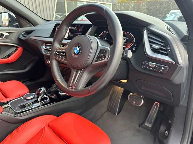 ＢＭＷ １１８ｄ Mスポーツ EDジョイ+ 福島県 2020(令2)年 3.6万km サファイアブラックP 純正ナビ(BT/USB)/バックカメラ/ミラー一体型ETC/前後ドライブレコーダー/ステアリングスイッチ/アクティブクルーズコントロール/インテリジェントセーフティ/コンフォートアクセス/レザーシート/シートヒーター/パワーシート/パワーバックドア/純正18AW/ワイアレスチャージャー/オートホールド/取扱説明書/保証書/スペアキー